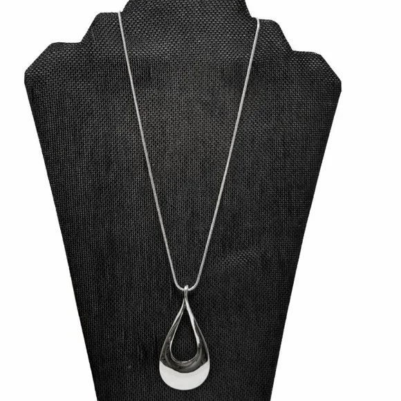Bay to Baubles (Stitchfix) Necklace Silver Tone Teardrop Pendant NWT Perfect - Picture 2 of 5